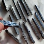 stibnite blade crystal specimen - cristal de stibnite naturel