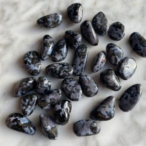 indigo gabbro tumbled pocket stone mystic merlinite - indigo gabbro roulée pierre de poche merlinite mystique