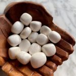 scolecite tumbled pocket stone - scolécite roulée pierre de poche