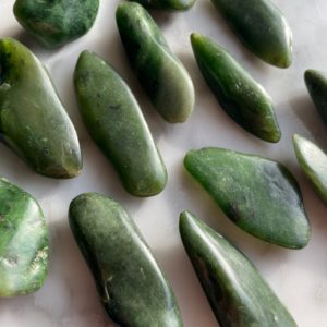 green jade tumbled pocket stone - jade vert roulé pierre de poche