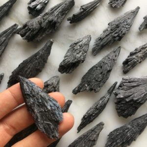 Black kyanite blade specimen - spécimen lame de kyanite noire