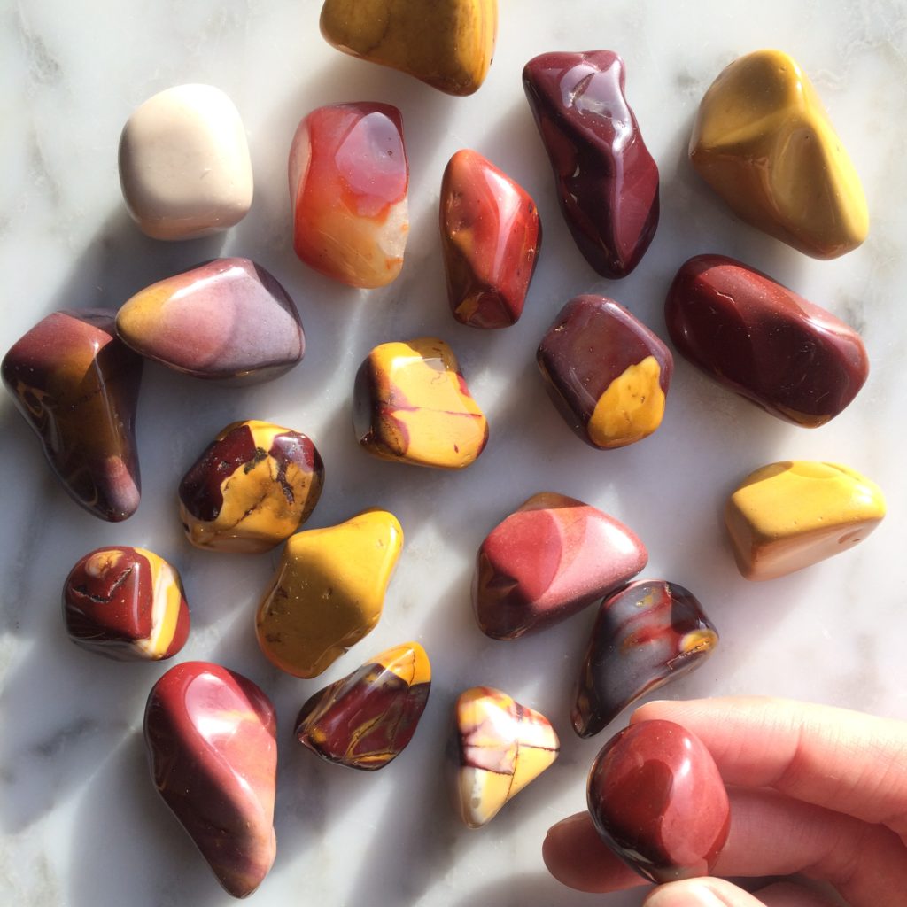 Mookaite jasper tumbled pocket stone - jaspe mookaite roulée pierre de poche