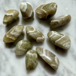 chevron prasiolite tumbled pocket stone - prasiolite chevronnée roulée pierre de poche