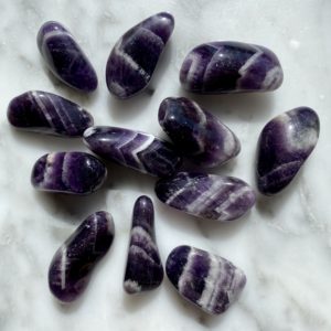 chevron amethyst tumbled pocket stone - améthyste chevronnée roulée pierre de poche