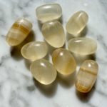 yellow onyx tumbled pocket stone - onyx jaune roulé pierre de poche