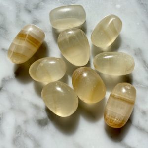 yellow onyx tumbled pocket stone - onyx jaune roulé pierre de poche