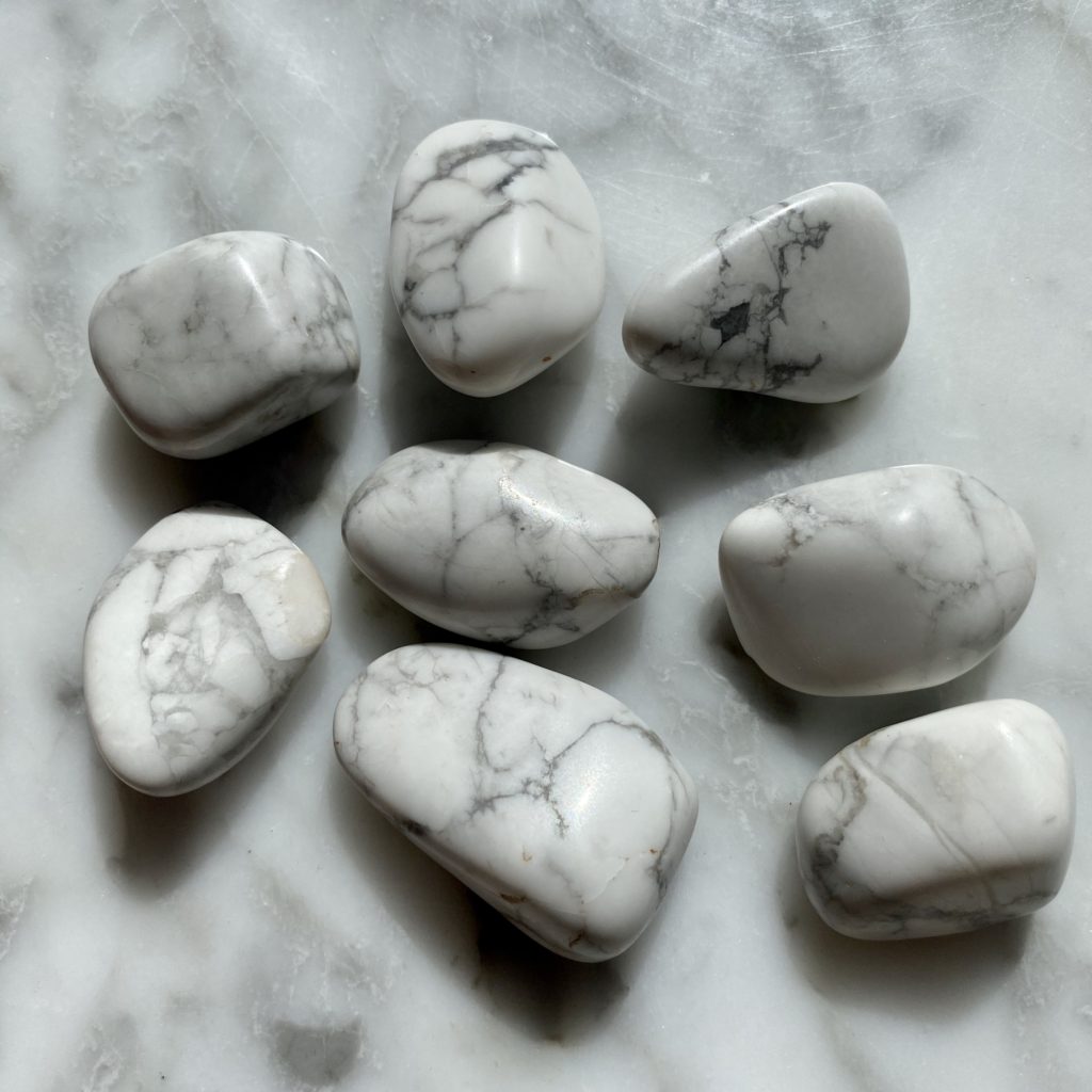 howlite tumbled pocket stone - howlite roulée pierre de poche