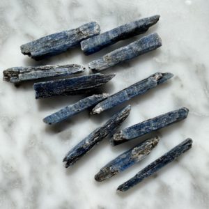 blue kyanite blade rough crystal from Zimbabwe - lame de kyanite bleue foncée du Zimbabwe