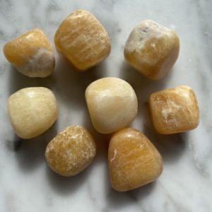 yellow calcite tumbled pocket stone - calcite jaune roulée pierre de poche