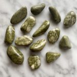 epidote tumbled pocket stone - epidote roulée pierre de poche