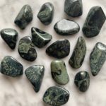 Kambaba jasper tumbled pocket stone - jaspe kambaba roulé pierre de poche