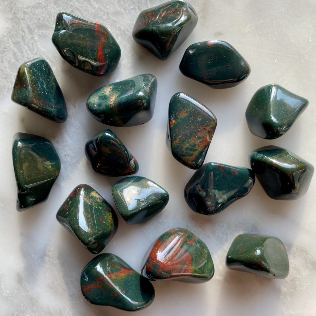 Heliotrope Bloodstone Tumbled Pocket Stone - Héliotrope pierre de sang roulée pierre de poche