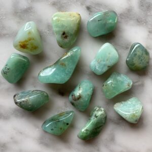 Apple green chrysoprase tumbled pocket stone - chrysoprase vert pomme roulée pierre de poche
