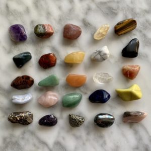 A crystal discovery kit containing 12 or 24 unique tumbled stone mineral specimens - kit de cristaux découverte 12 ou 24 spécimens