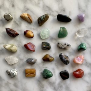 a crystal discovery kit containing 12 or 24 unique tumbled stone mineral specimens - kit de cristaux découverte 12 ou 24 spécimens