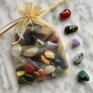 A crystal discovery kit containing 50 specimens of tumbled stones, perfect to start your collection of minerals!