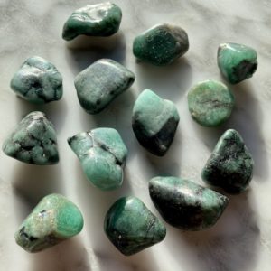 Emerald tumbled pocket stone - emeraude roulée pierre de poche