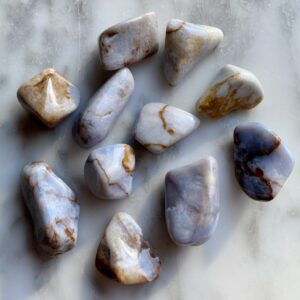 fancy chalcedony tumbled pocket stone - calcédoine fantaisie roulée pierre de poche