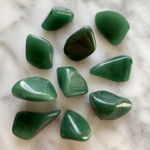 green quartz tumbled pocket stone - quartz vert roulé pierre de poche