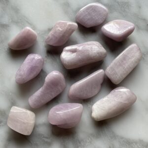 Pink Kunzite tumbled pocket stone - kunzite rose roulée pierre de poche