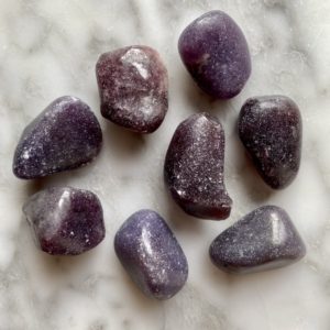 lepidolite tumbled pocket stone - lépidolite roulée pierre de poche