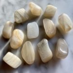 moonstone tumbled pocket stone - pierre de lune roulée pierre de poche