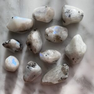 Rainbow Moonstone Tumbled Pocket Stone - Pierre de lune arc-en-ciel roulée pierre de poche