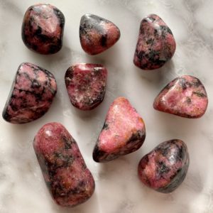 rhodonite tumbled pocket stone - rhodonite roulée pierre de poche