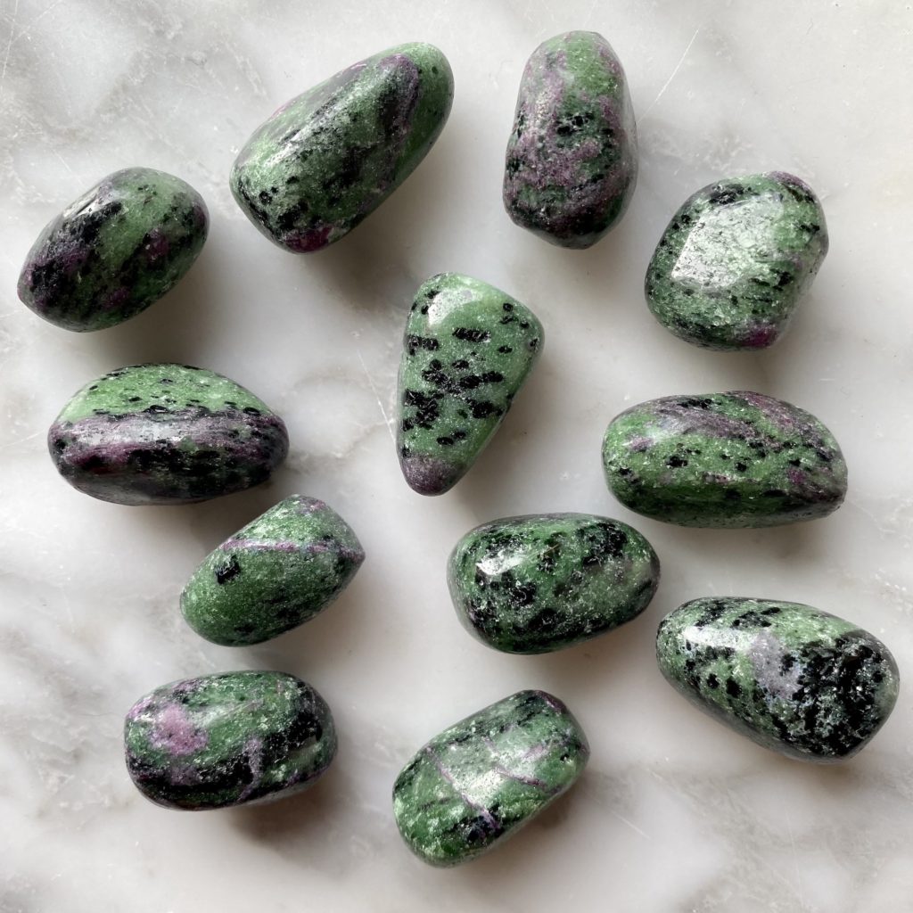 ruby zoisite tumbled pocket stone - rubis zoisite roulé pierre de poche