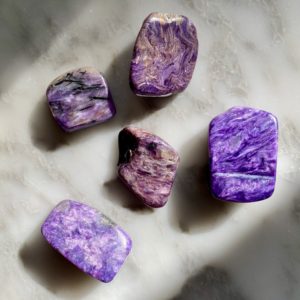 charoite tumbled pocket stone - charoite roulée pierre de poche