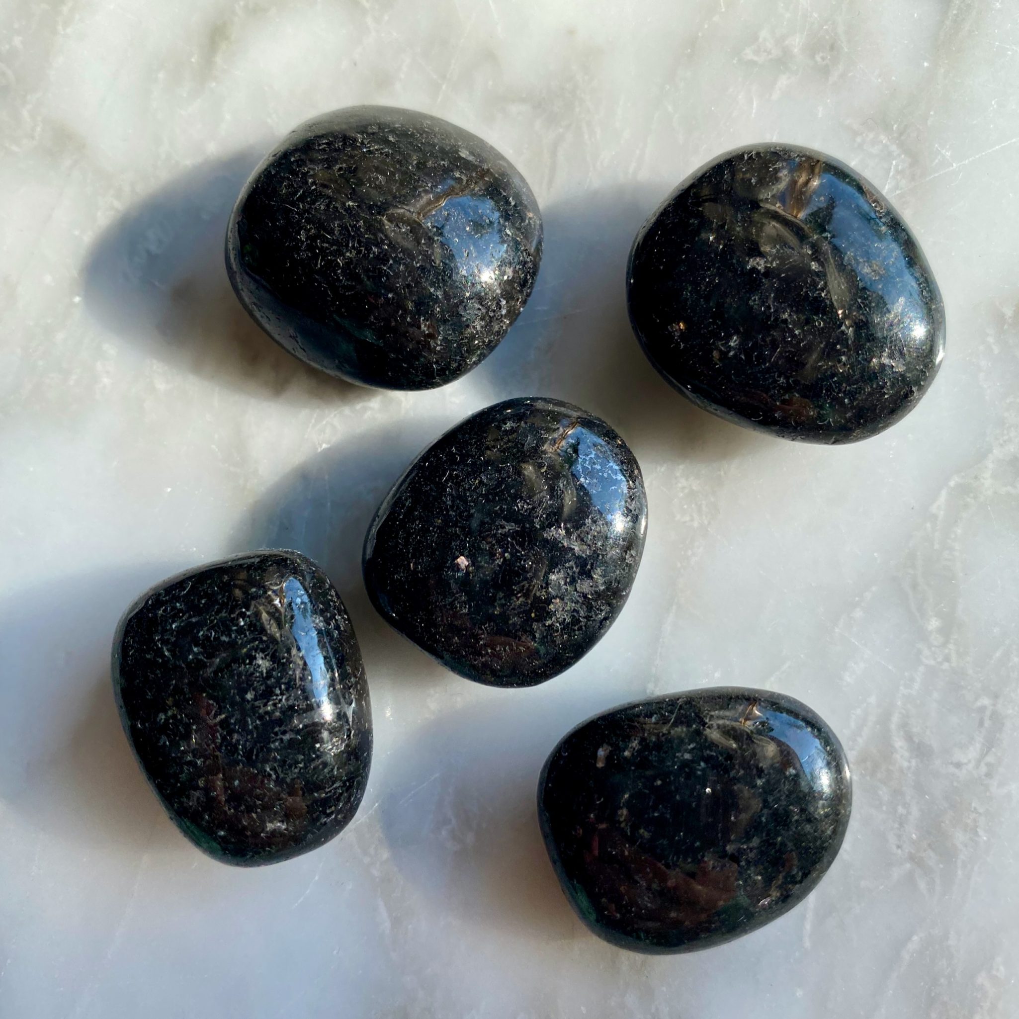 Indian Nuummite Tumbled Pocket Stone - Nuummite indienne roulée pierre de poche
