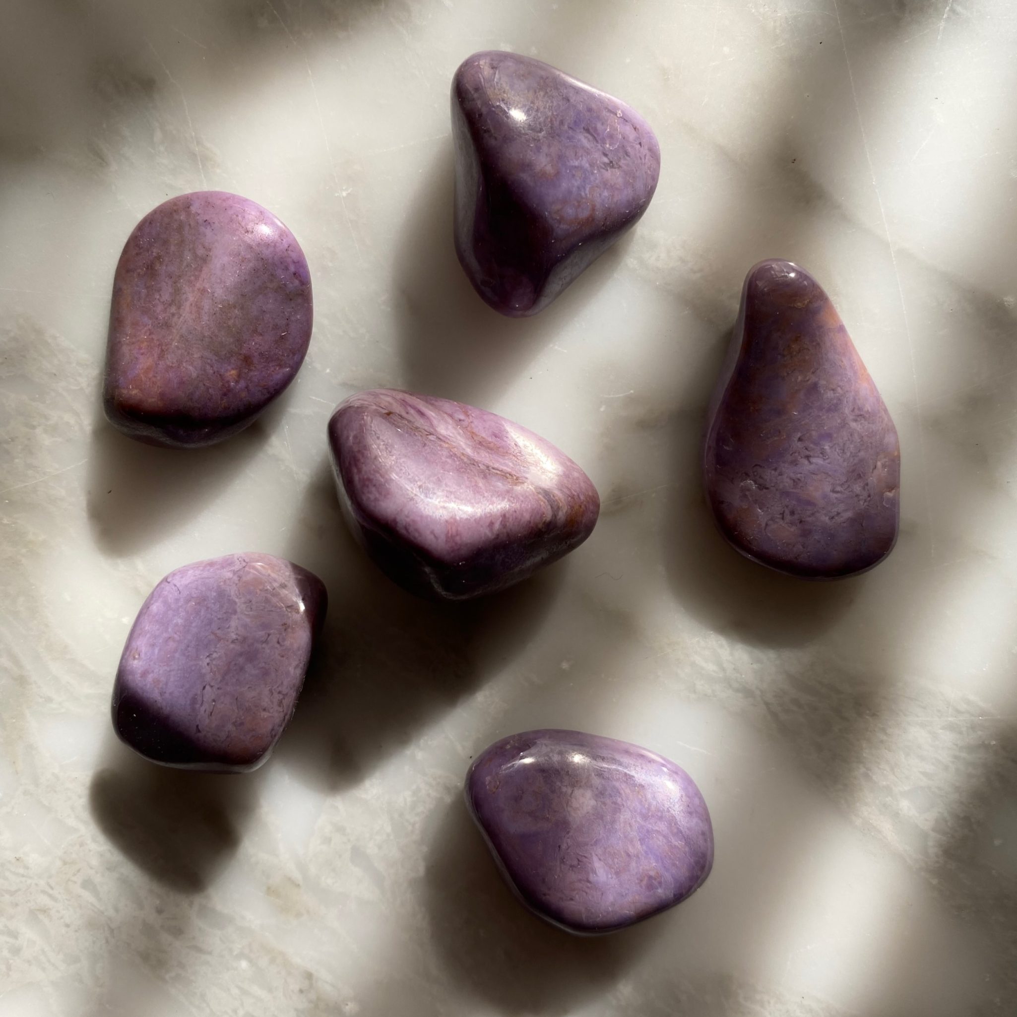 Purple jade tumbled pocket stone - jade mauve roulé pierre de poche