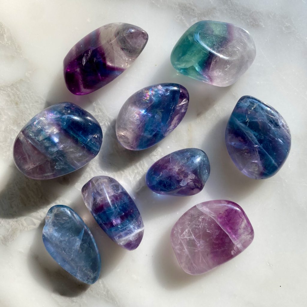 blue rainbow fluorite tumbled pocket stone - fluorite bleue arc-en-ciel roulée pierre de poche