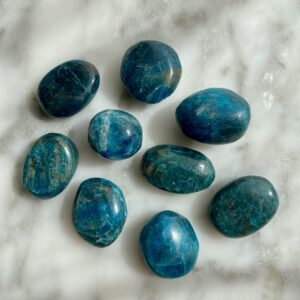 blue apatite tumbled pocket stone - apatite bleue roulée pierre de poche
