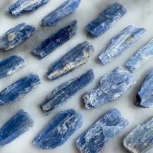 blue kyanite blade from Brazil - lame de kyanite bleue brute du Brésil