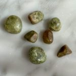 green garnet tumbled pocket stone - grenat vert roulé pierre de poche