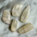 hiddenite green kunzite tumbled pocket stone - hiddenite kunzite verte roulée pierre de poche