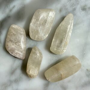 hiddenite green kunzite tumbled pocket stone - hiddenite kunzite verte roulée pierre de poche