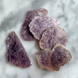 rough lepidolite slice - tranche de lépidolite brute