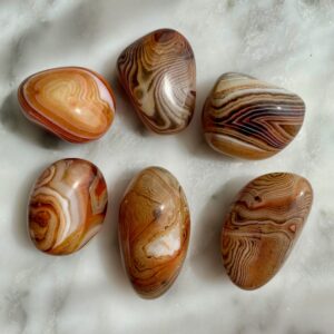 silk agate tumbled pocket stone - agate soie roulée pierre de poche
