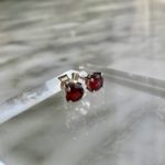 Garnet Sterling Silver Stud Earrings - Boucles d'oreilles grenat argent sterling