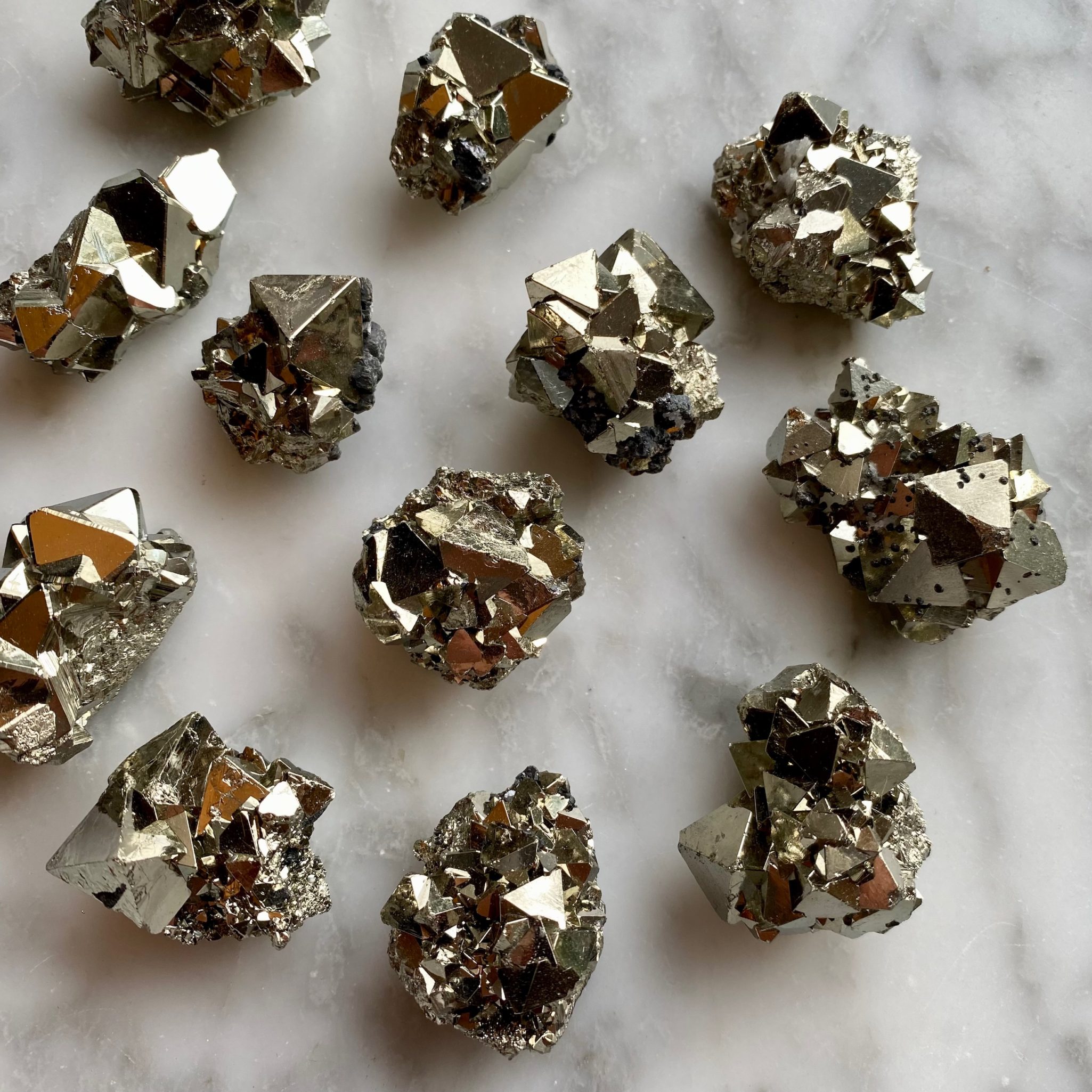 pyrite crystal cluster specimen - spécimen de macle de cristaux de pyrite géométrique