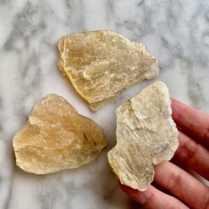 rough golden muscovite mica - mica muscovite doré