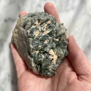 green tourmaline in quartz - tourmaline verte en quartz