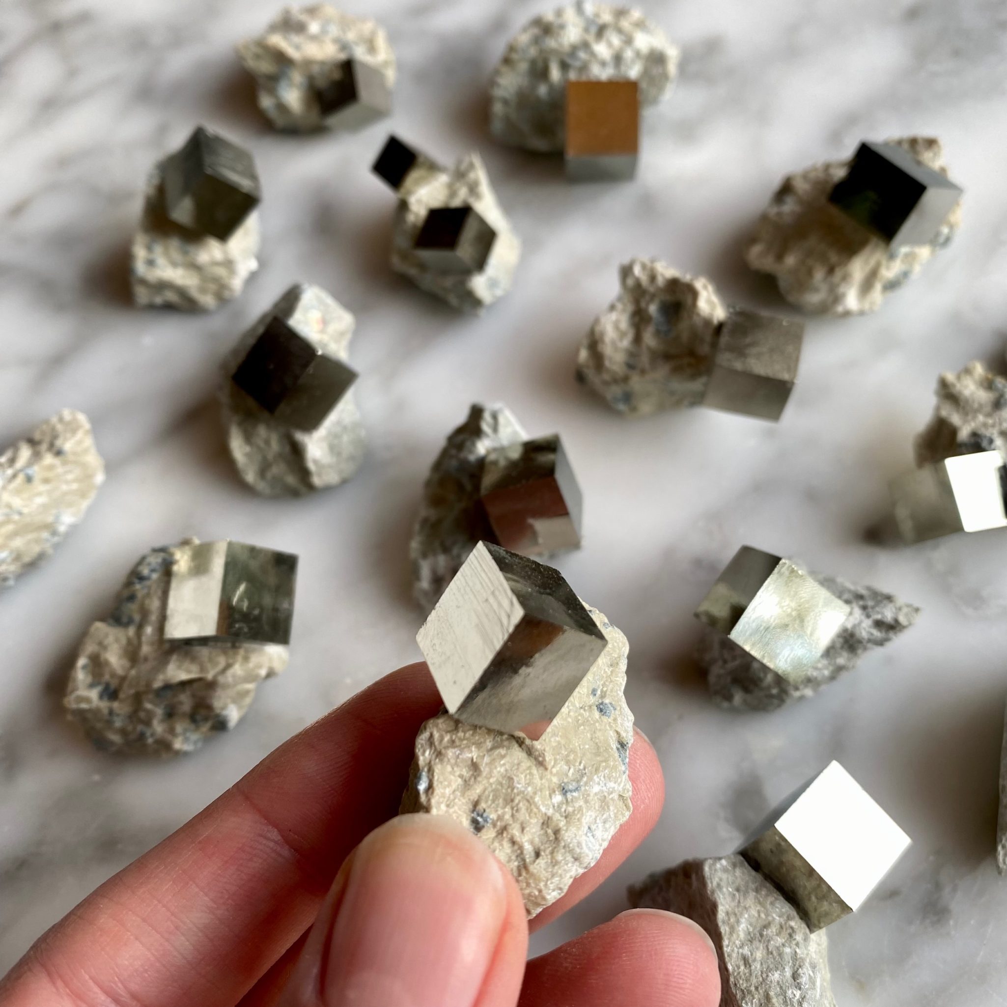 pyrite cube specimen on matrix - spécimen de cube de pyrite sur matrice