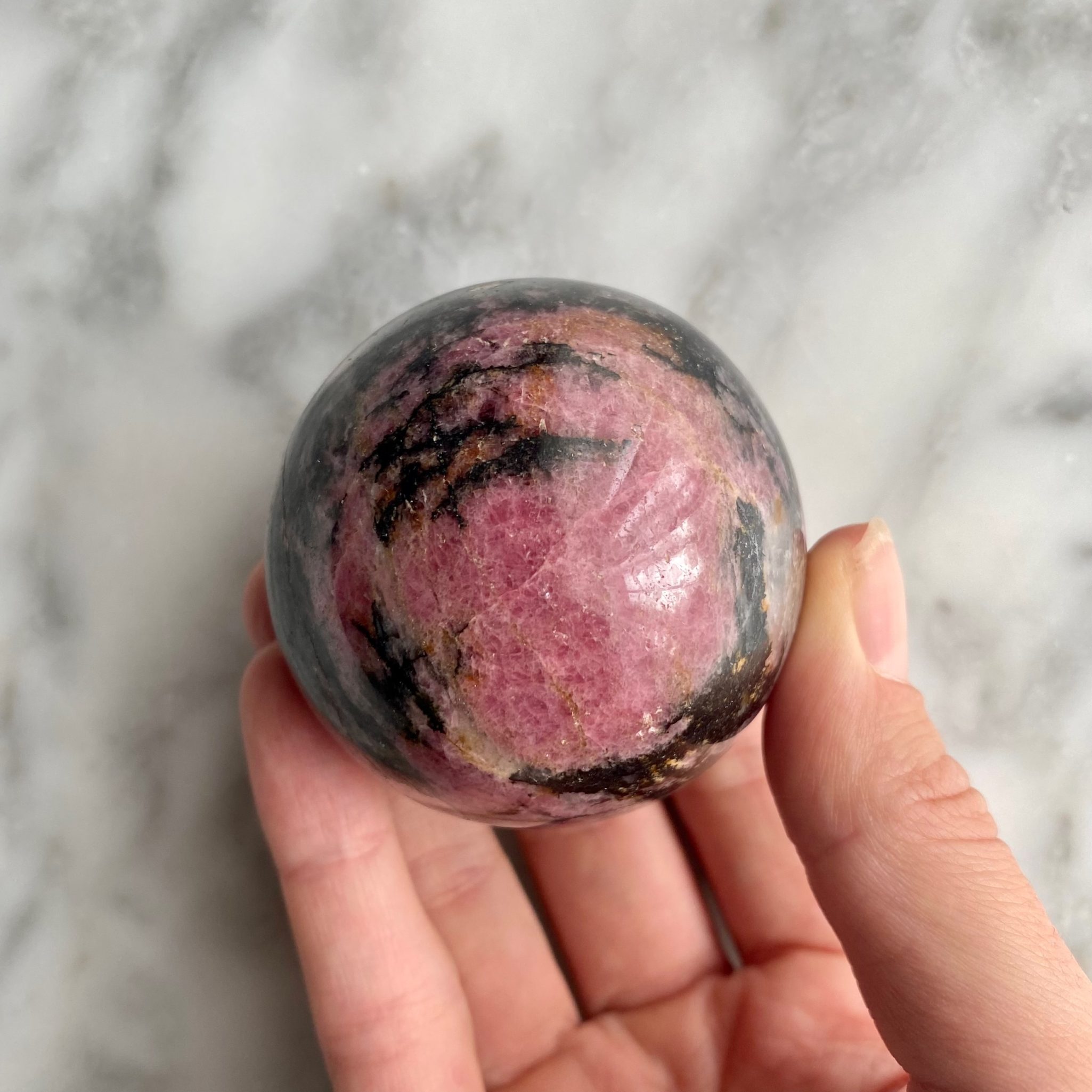 pink and black rhodonite sphere - sphère de rhodonite