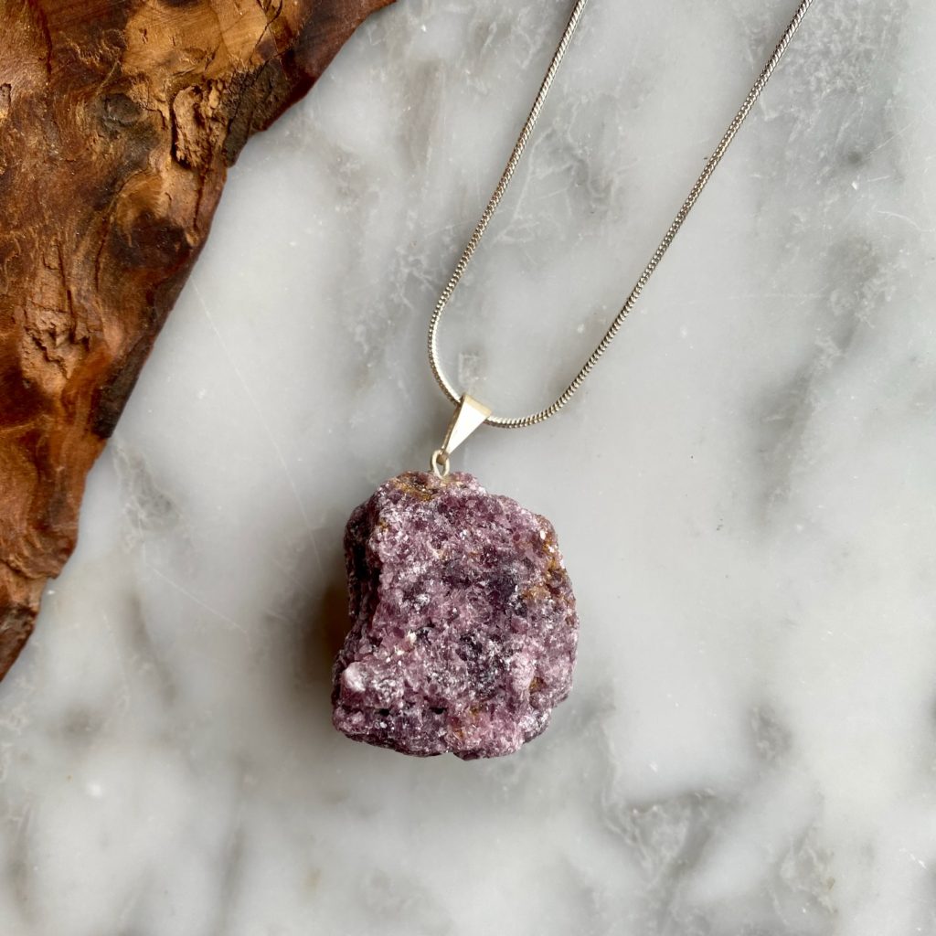 rough lepidolite pendant - pendentif lépidolite brut