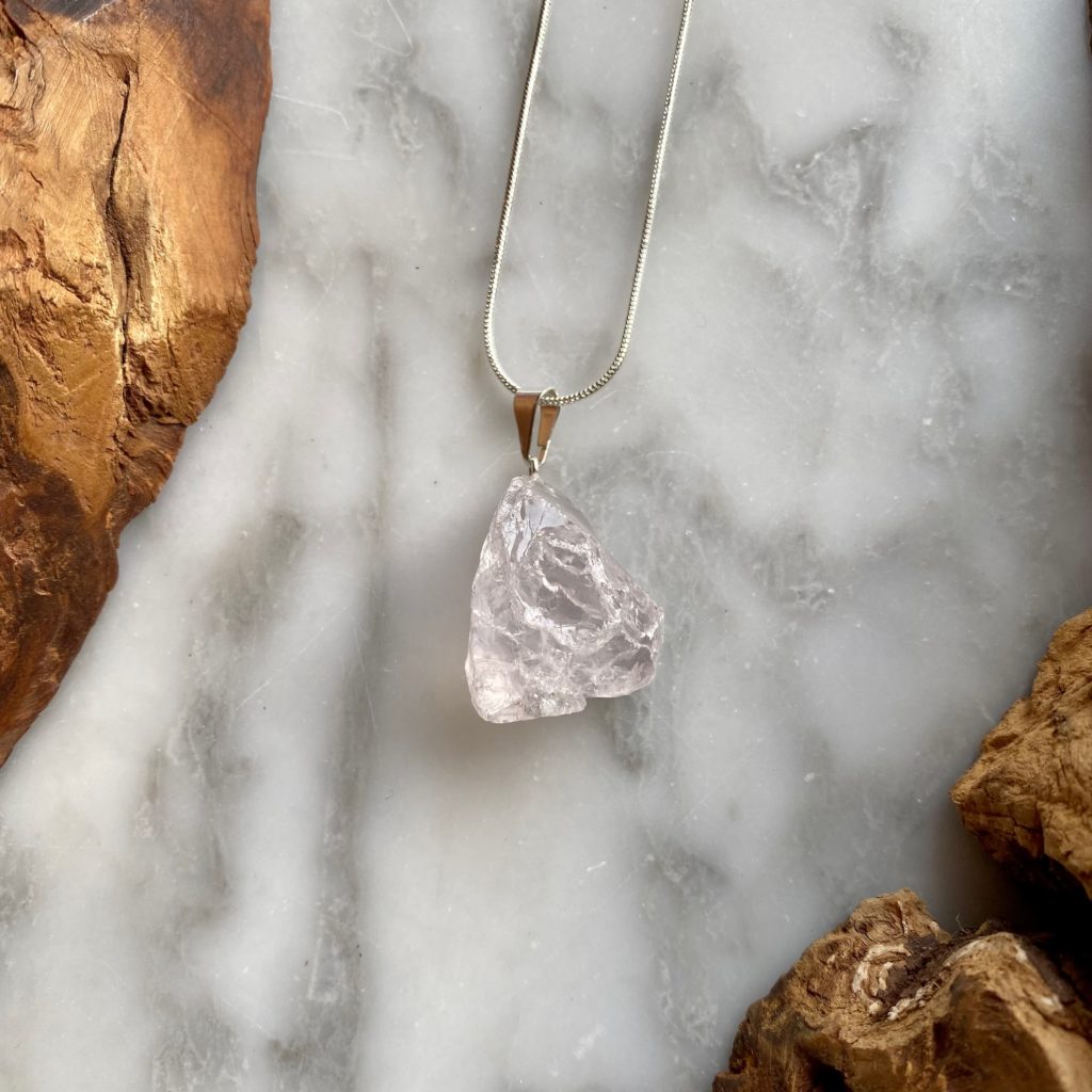 rough rose quartz pendant - pendentif quartz rose brut