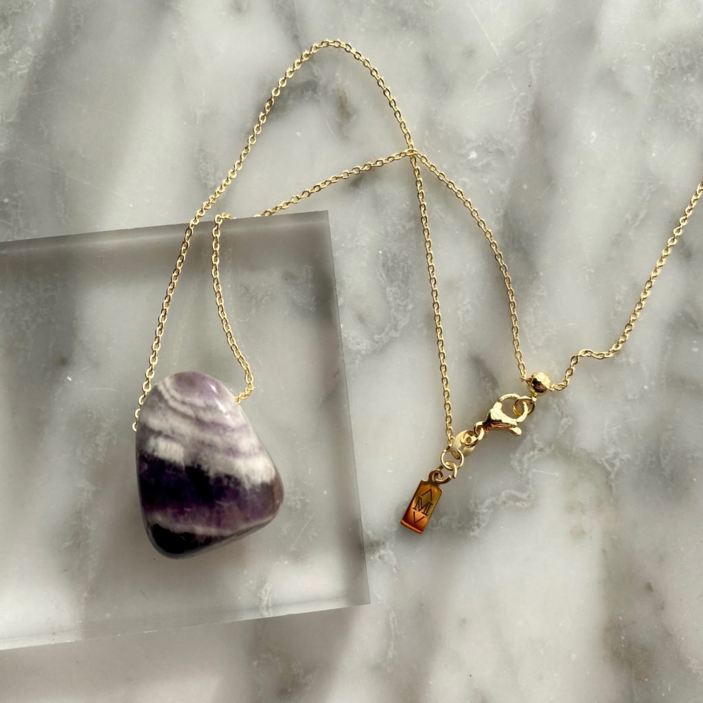 Chevron Amethyst Drop Pendant with adjustable, gold stainless steel chain - Pendentif goutte améthyste chevronnée avec chaîne en acier innoxydable dorée, ajustable