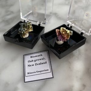 miniature minerals lab-grown bismuth specimen - minéraux miniatures spécimen de bismuth fait en laboratoire